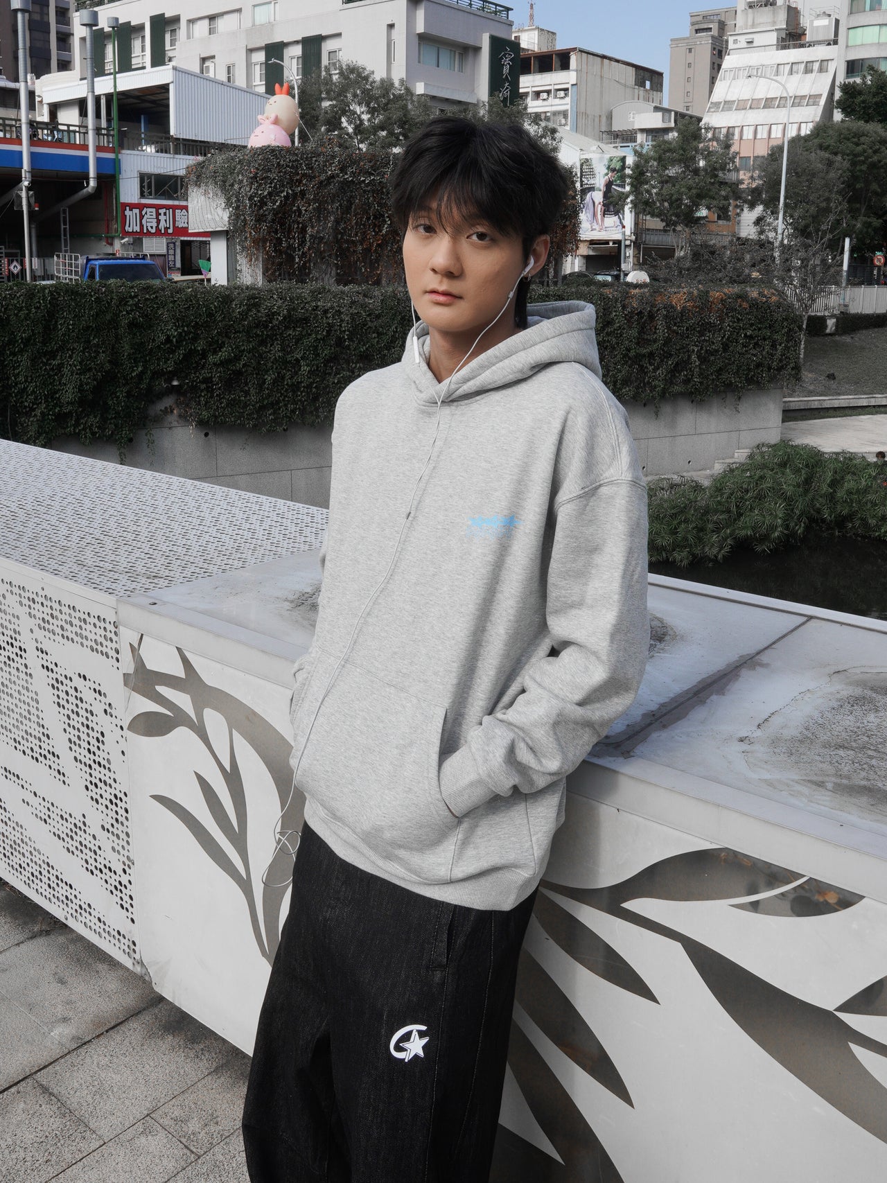 " MADE 𝗚𝘂𝗯𝗮𝗻 " 星星人重磅絨毛寬鬆長袖帽T