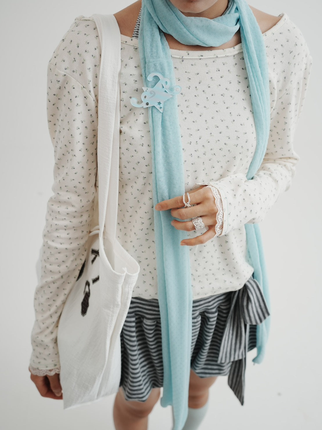 Neoclassical - Two-Way Floral Lace Top 正反兩穿碎花蕾絲長袖 (米白) T-N1123