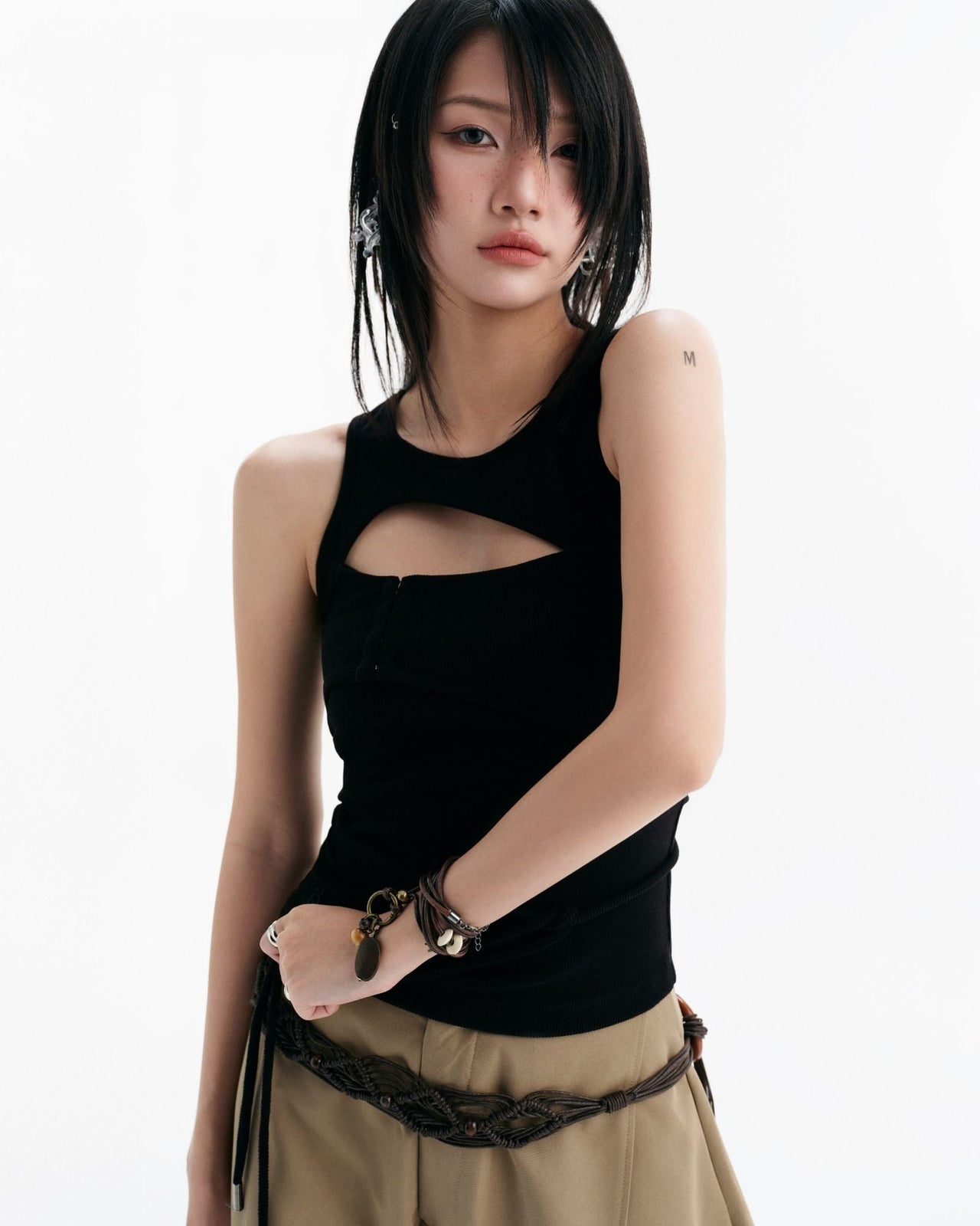BUNNYHILL -T-B177 CONRAD SLEEVELESS TOP 鏤空背心 (黑色)