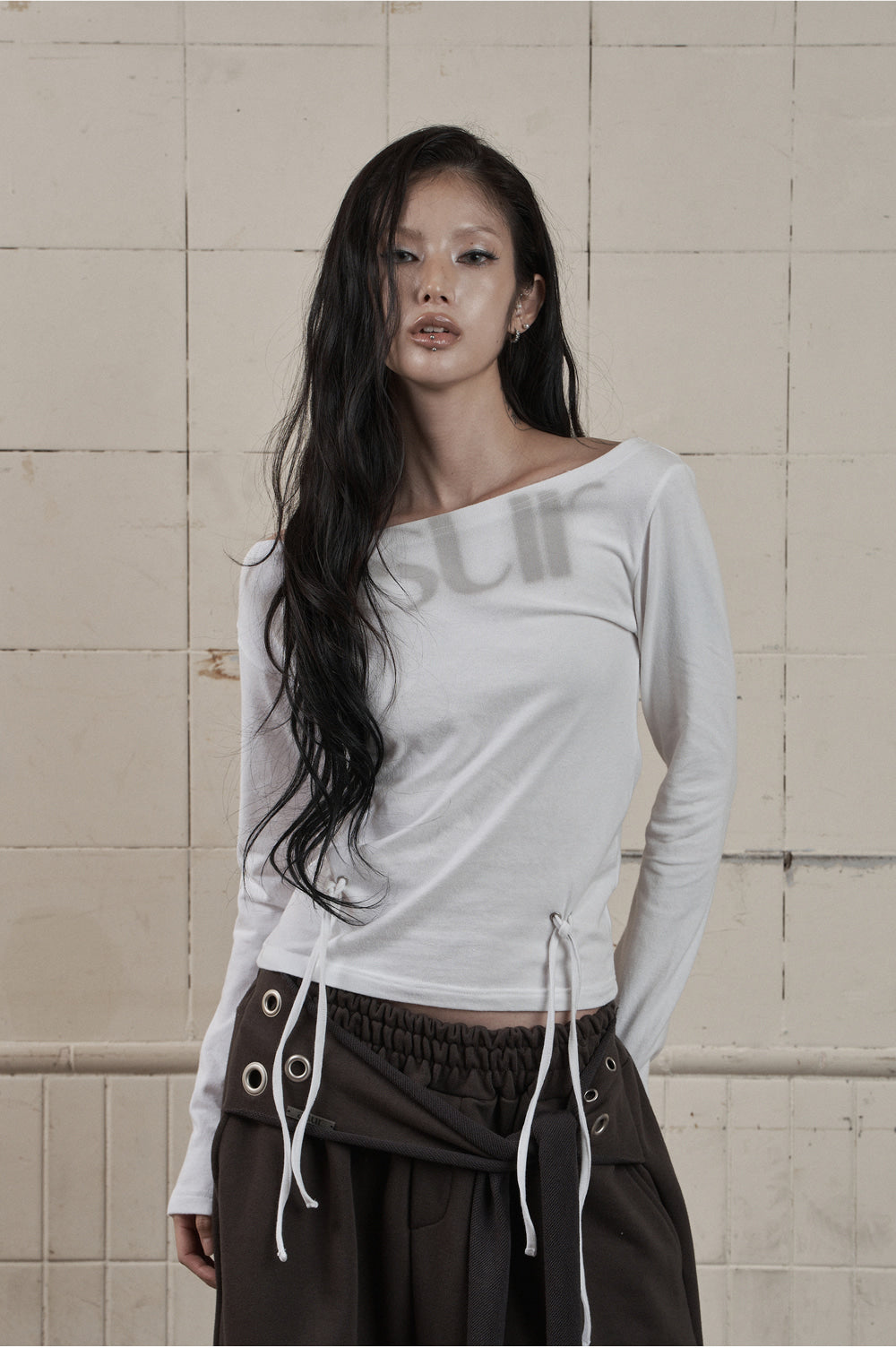 AS YOU ARE PUNCHING UNBALANCE OFF-SHOULDER (白色) T-A1139
