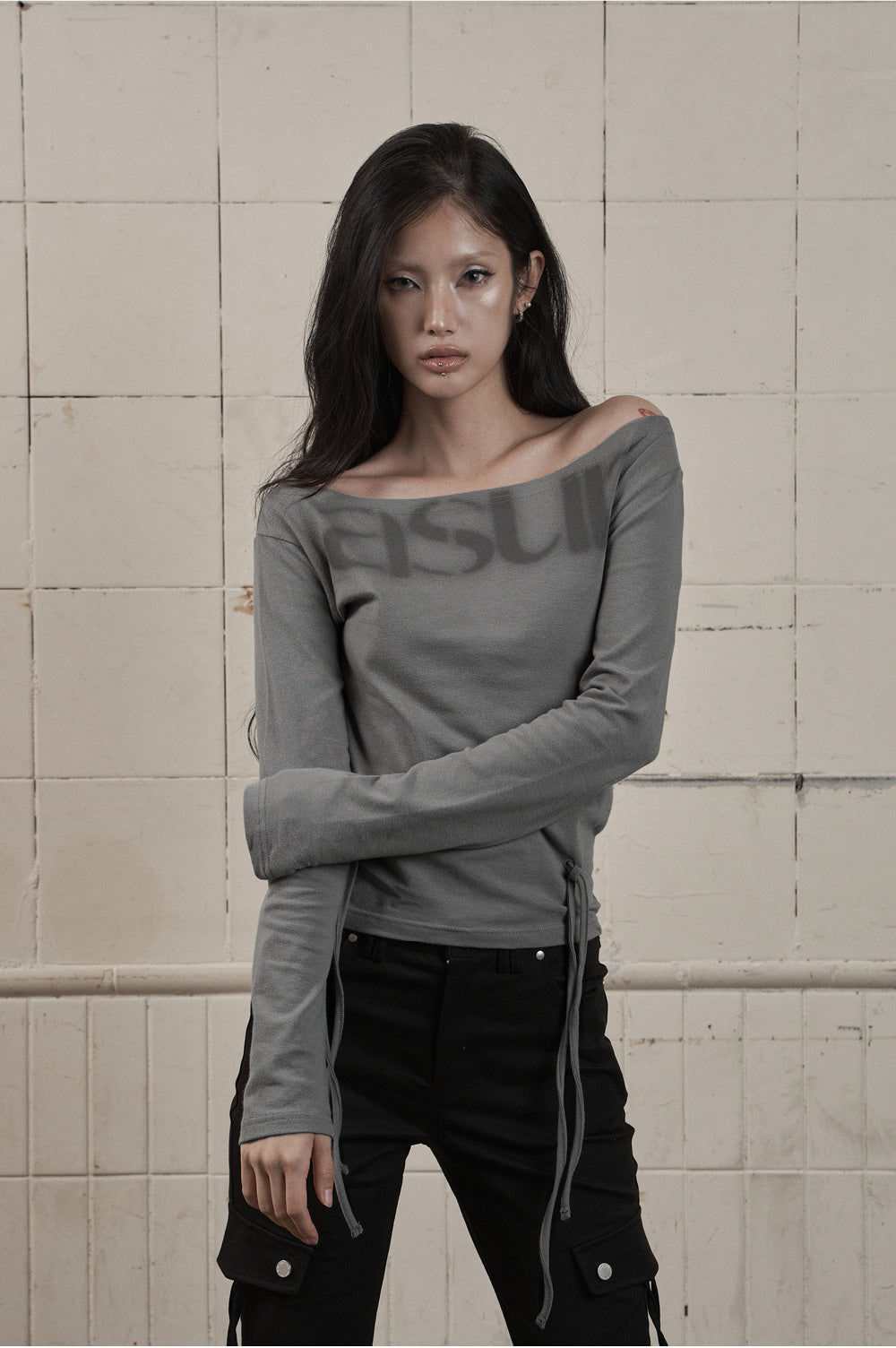 AS YOU ARE PUNCHING UNBALANCE OFF-SHOULDER (灰色) T-A1139
