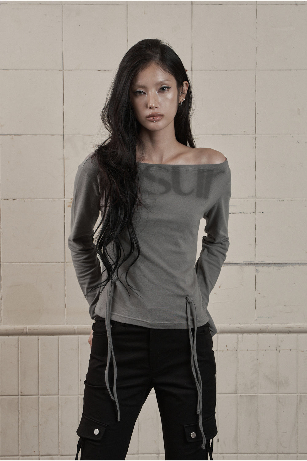 AS YOU ARE PUNCHING UNBALANCE OFF-SHOULDER (灰色) T-A1139