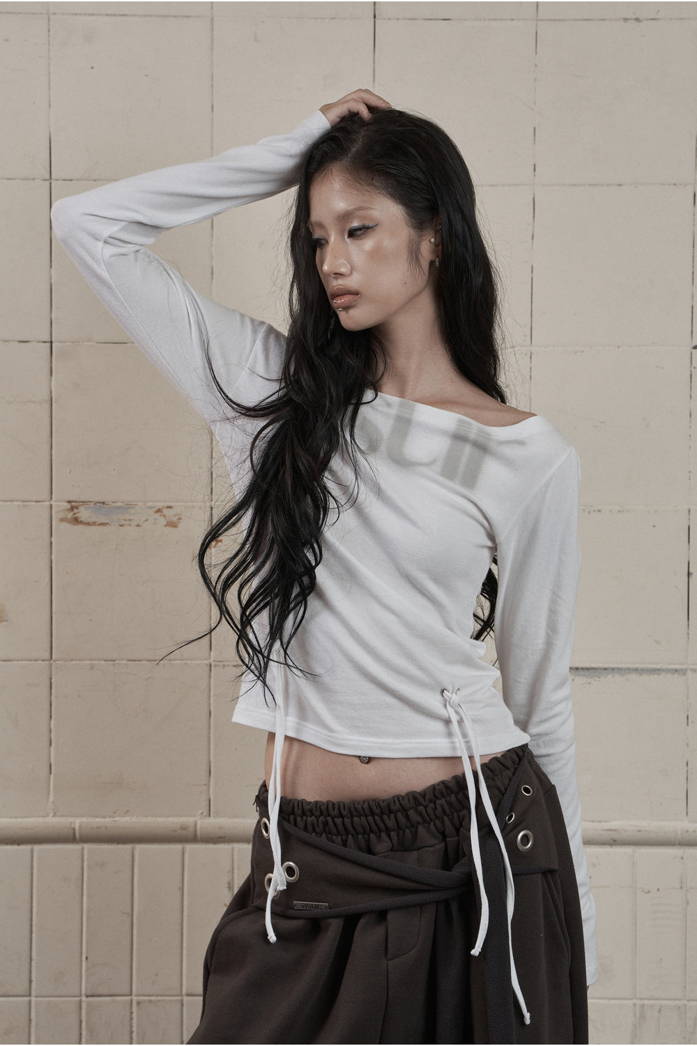 AS YOU ARE PUNCHING UNBALANCE OFF-SHOULDER (白色) T-A1139