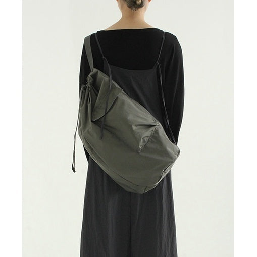 大容量抽繩空間感斜背包