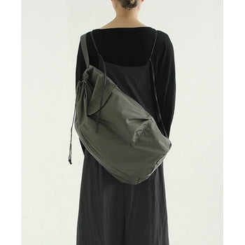 大容量抽繩空間感斜背包