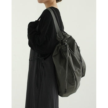 大容量抽繩空間感斜背包