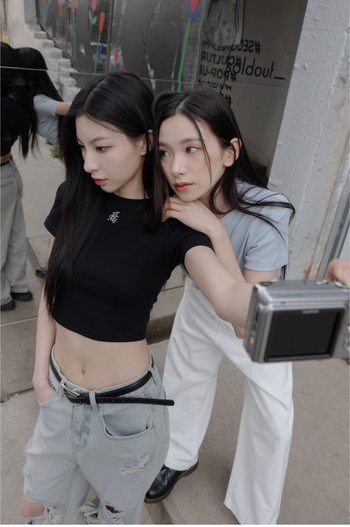 " SIMON " 法式 刺繡 小Logo 短版 上衣