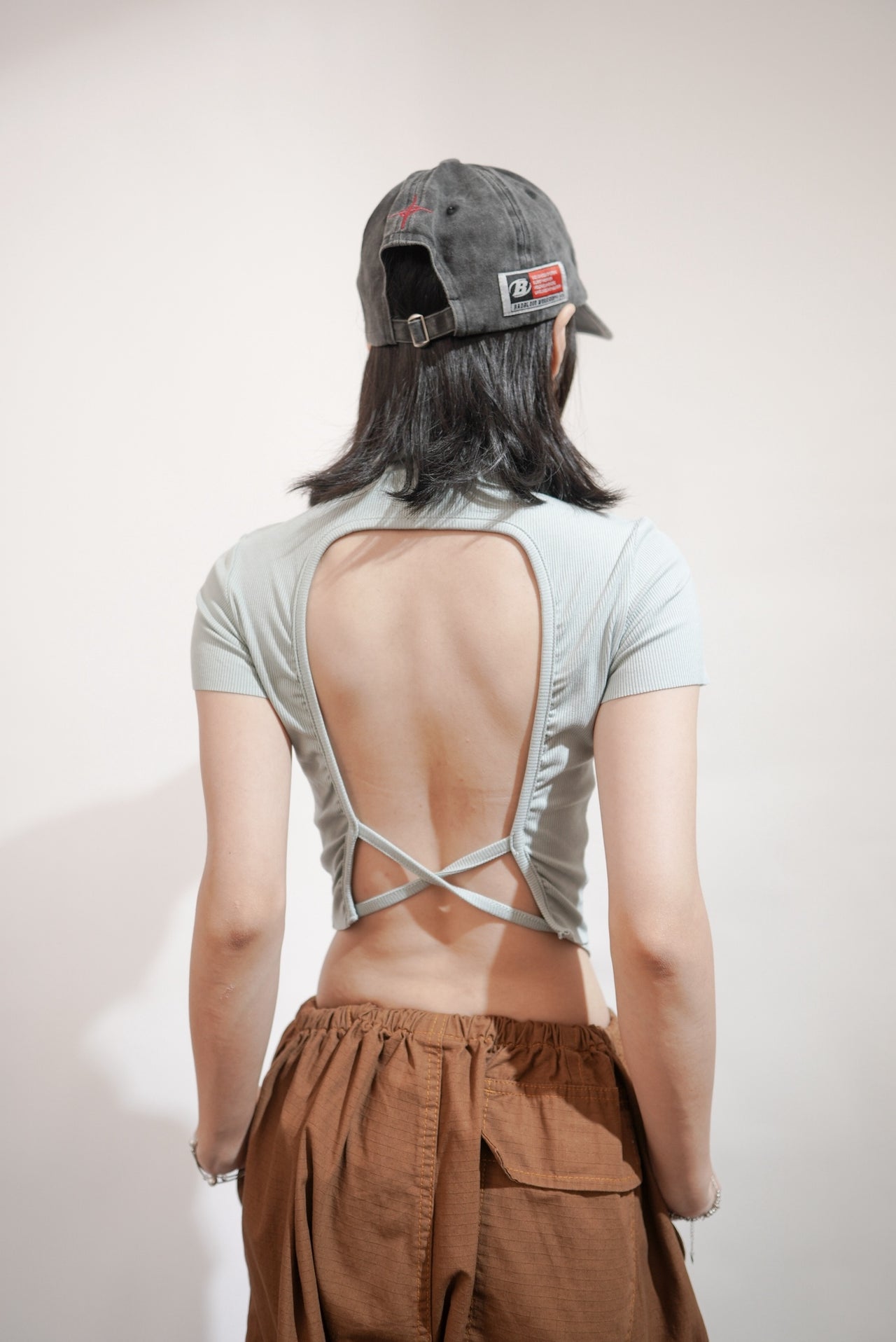 “MADE 𝗚𝘂𝗯𝗮𝗻 " 露背 運動 彈性 綁帶 顯瘦 腰身 辣妹 短袖上衣