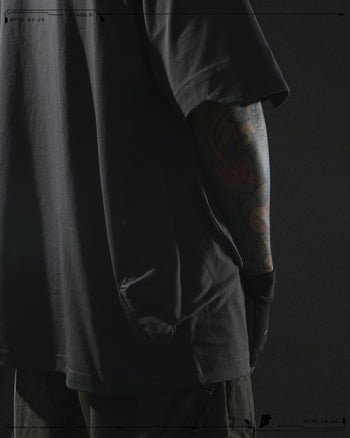 OCTO GAMBOL®< S24 Trapezoid Sukkiri T-shirt >