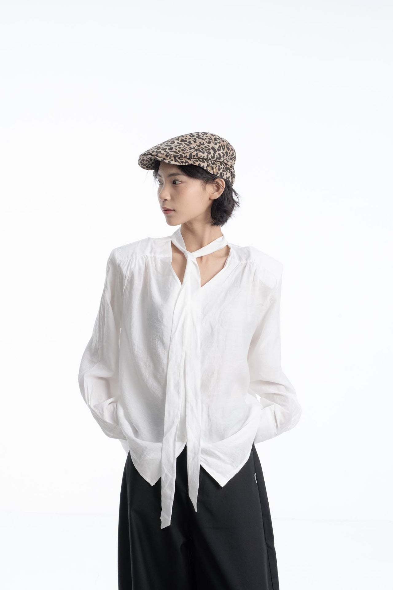 【GUBAN】簡約 通勤 飄帶 墊肩 薄紗 高級 長袖襯衫