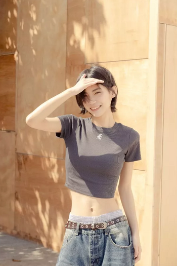 " SIMON " 法式 刺繡 小Logo 短版 上衣