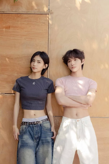 " SIMON " 法式 刺繡 小Logo 短版 上衣