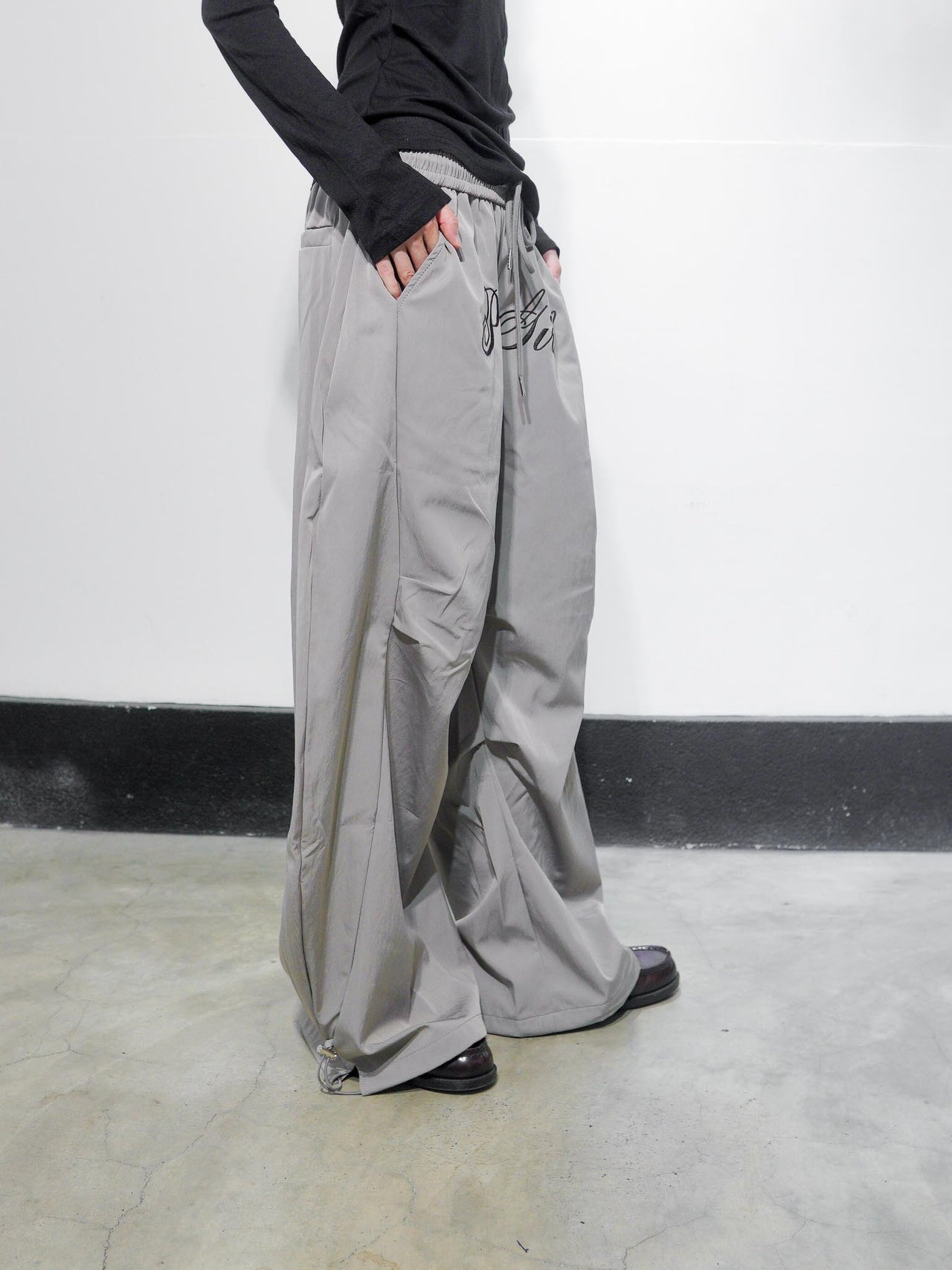 快速出貨 美式 刺繡 字母 皺褶 傘兵  闊腿  運動 長褲