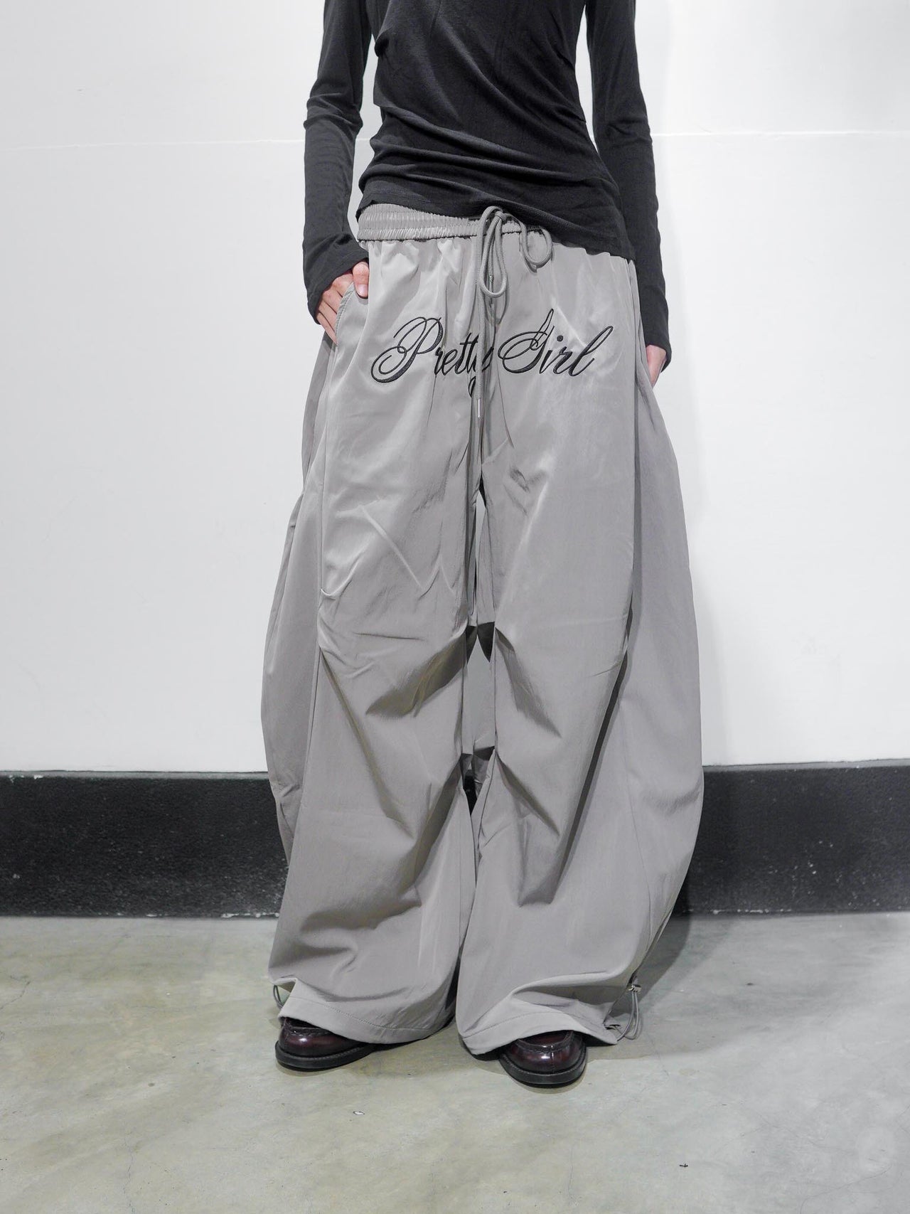 快速出貨 美式 刺繡 字母 皺褶 傘兵  闊腿  運動 長褲