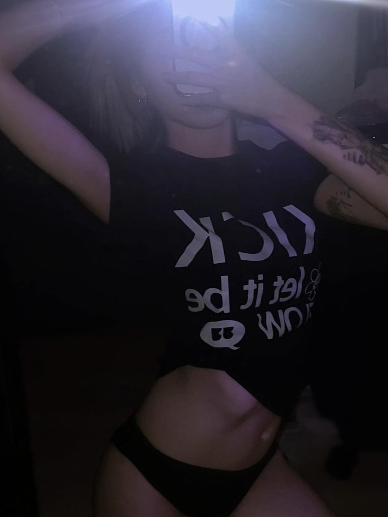 “MADE 𝗚𝘂𝗯𝗮𝗻 " KICK 小花 字母 萊卡 修身 彈力 短袖 上衣