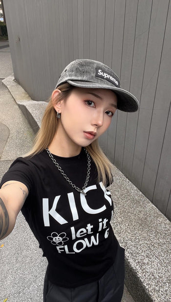 “MADE 𝗚𝘂𝗯𝗮𝗻 " KICK 小花 字母 萊卡 修身 彈力 短袖 上衣