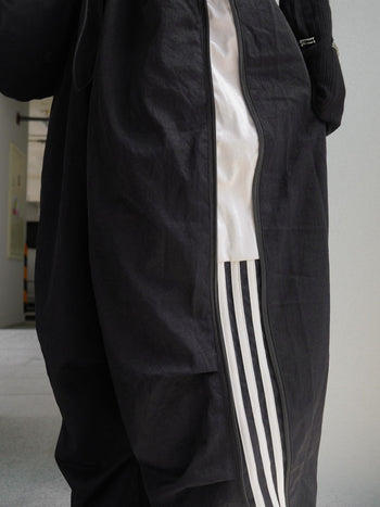 側邊拉鍊運動褲