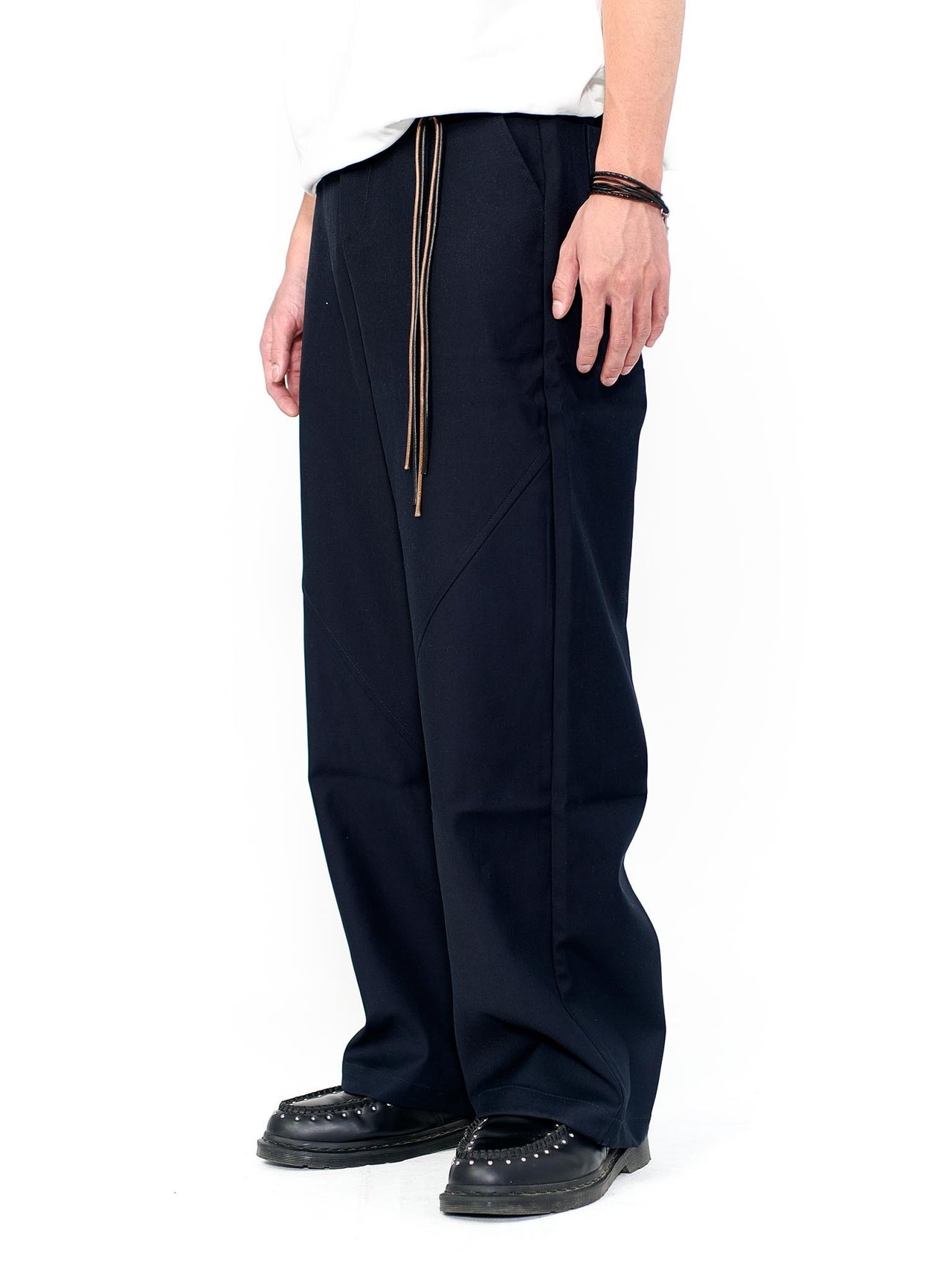 “MADE 𝗚𝘂𝗯𝗮𝗻 " 定番 灰色  寬鬆 直筒 設計 硬挺 高腰 西裝褲