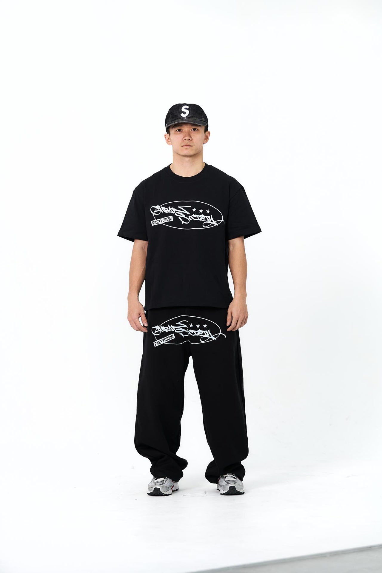 " MADE 𝗚𝘂𝗯𝗮𝗻 " 塗鴉 原創 街頭 派對班底 短袖上衣