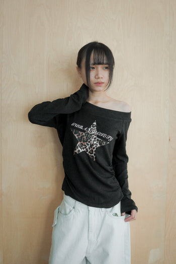 Ｑ140斜肩豹紋星星打底長袖上衣