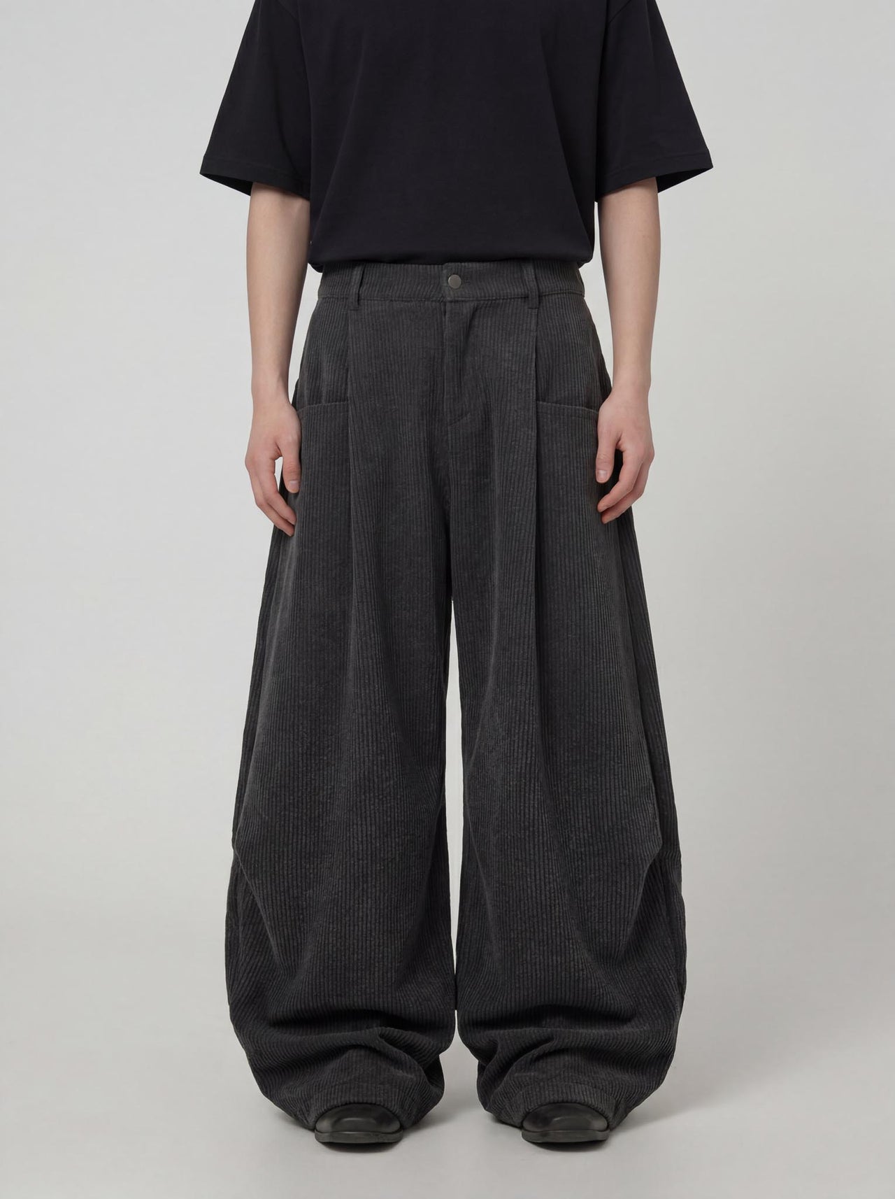 【GUBAN】P-D124 燈芯絨皺摺廓形彎刀長褲